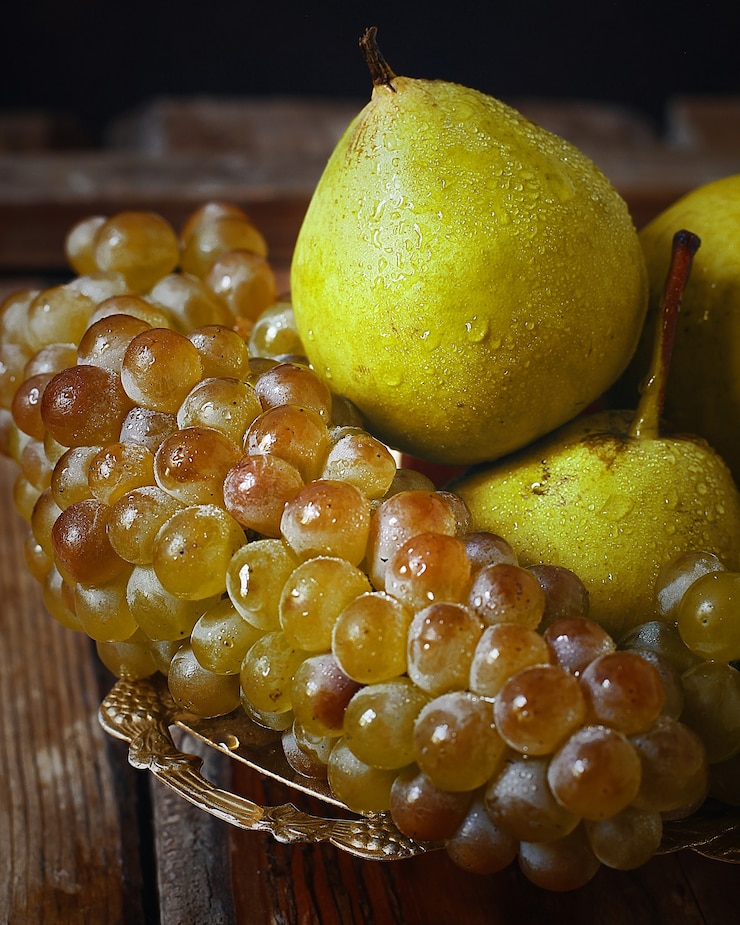 Foto gratuito peras frescas y uvas verdes. concepto de naturaleza otoñal.