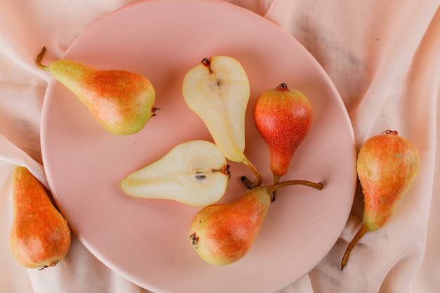 Foto gratuita peras en un plato rosa