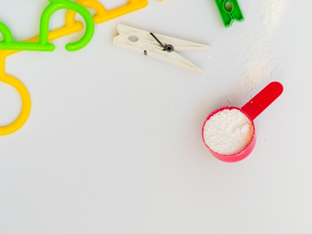 Perchas planas de colores con pinzas para la ropa