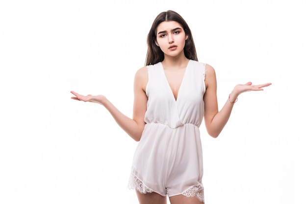 Perdido hermosa joven modelo en vestido blanco moderno sobre blanco