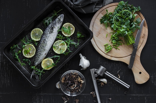 Perejil y especias cerca de pescado crudo