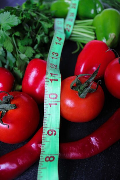 Perejil orgánico fresco, tomates, pimientos rojos, pimientos verdes, hinojo, eneldo y pepino con vista superior centímetro verde, concepto de dieta