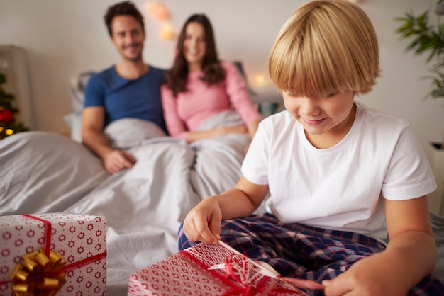 Perfecta mañana de Navidad para niño