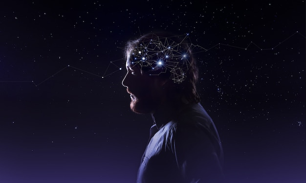 Perfil de una cabeza de hombre barbudo con neuronas de símbolo en el cerebro. pensando como estrellas, el cosmos dentro del cielo humano de fondo humano Foto Premium 