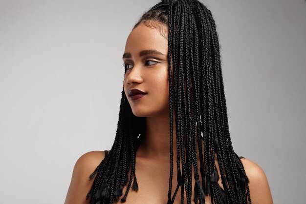 Perfil de mujer negra trenzas africanas concepto de cabello falso