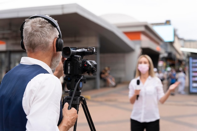 Periodista contando las noticias al aire libre