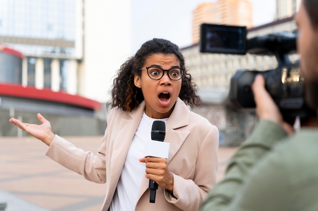 Periodista contando las noticias fuera