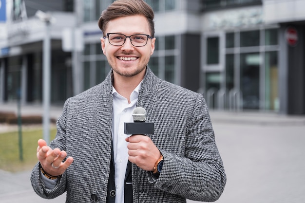 Periodista hombre de alto ángulo