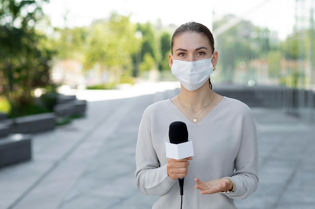 Periodista con máscara médica