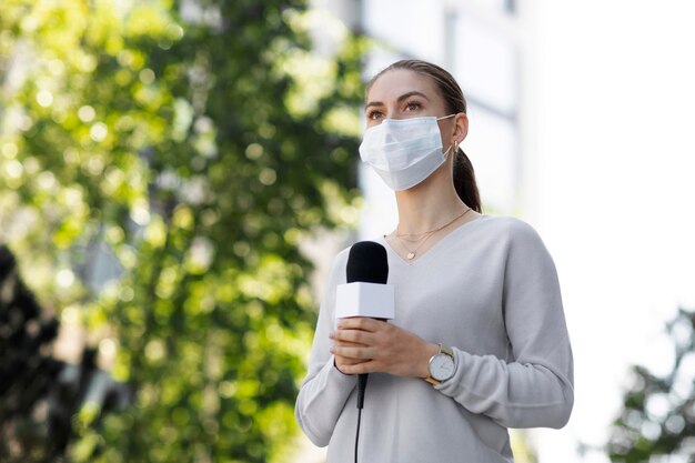 Periodista con máscara médica