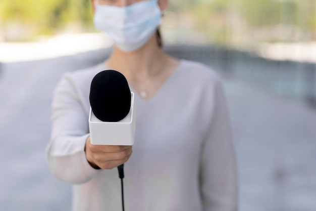 Periodista con máscara médica