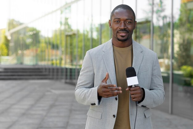 Periodista masculino formal vista frontal