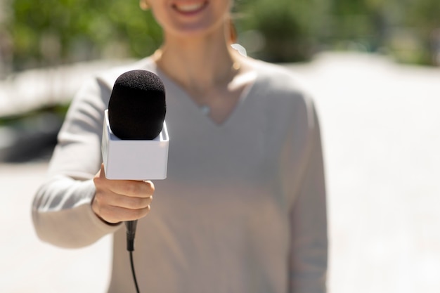 Periodista mujer caucásica al aire libre