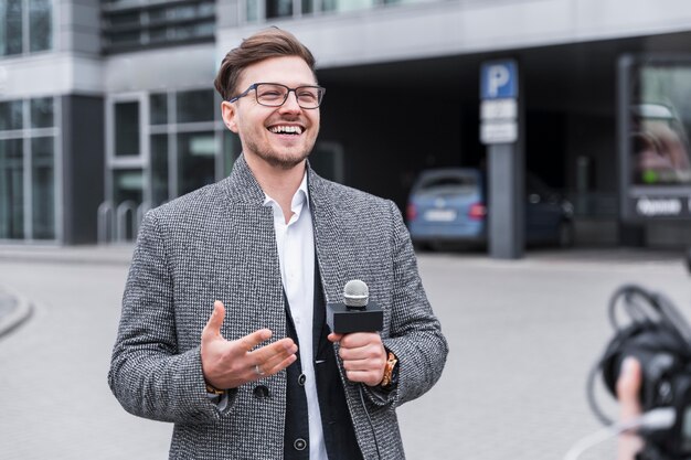 Periodista sonriente en el trabajo