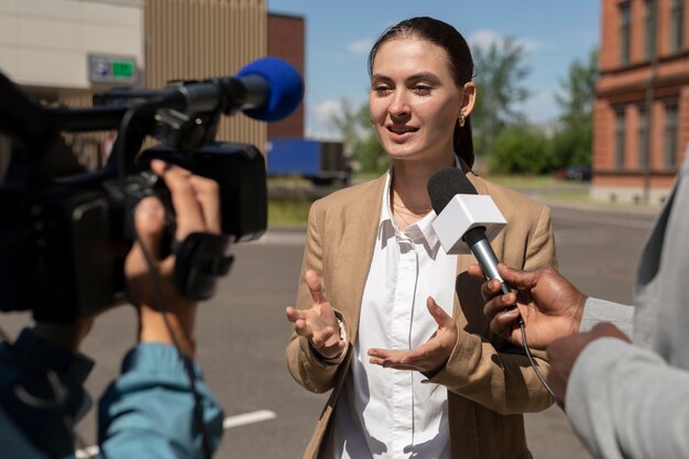 Periodista tomando una entrevista a una mujer