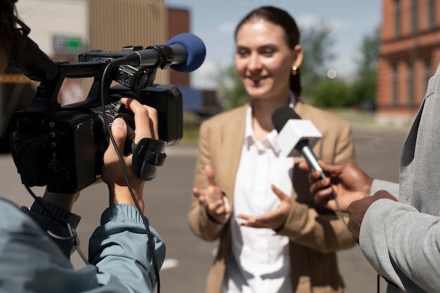 Periodista tomando una entrevista a una mujer