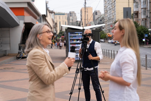 Foto gratuita periodista tomando una entrevista a una mujer