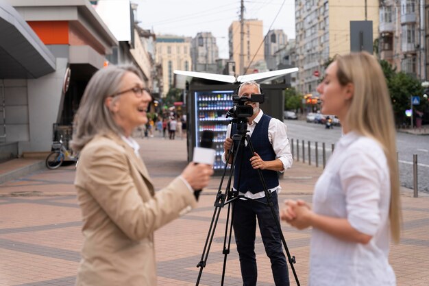 Periodista tomando una entrevista a una mujer