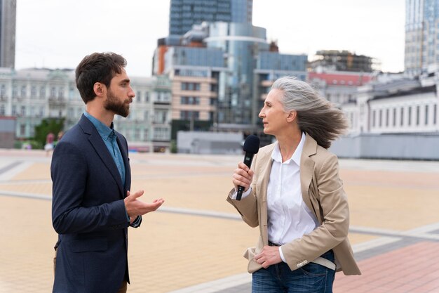 Periodista trabajando al aire libre