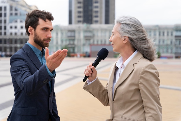 Foto gratuita periodista trabajando al aire libre