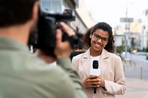 Periodista de vista frontal tomando una entrevista