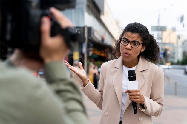 Periodista de vista frontal tomando una entrevista