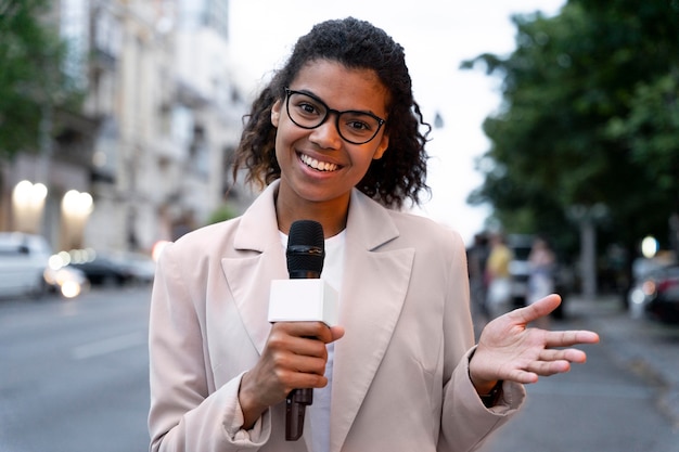 Periodista de vista frontal tomando una entrevista