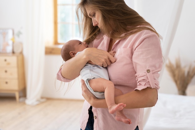 Foto gratuita período posnatal con madre e hijo