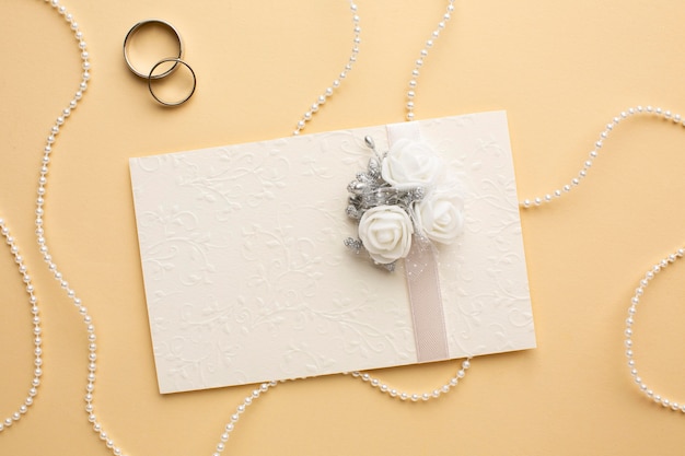 Foto gratuita perlas y anillos de concepto de boda de lujo