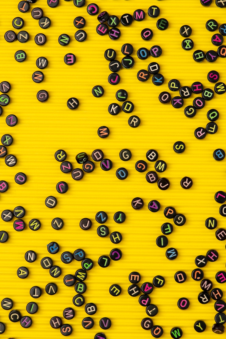 Foto gratuito perlas de letras negras fondo amarillo