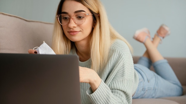 Foto gratuita permanecer en el interior mujer trabajando desde casa