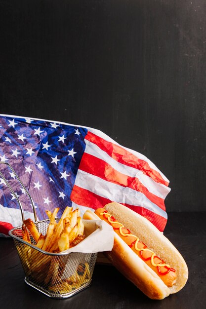 Perrito caliente, patatas fritas y bandera americana