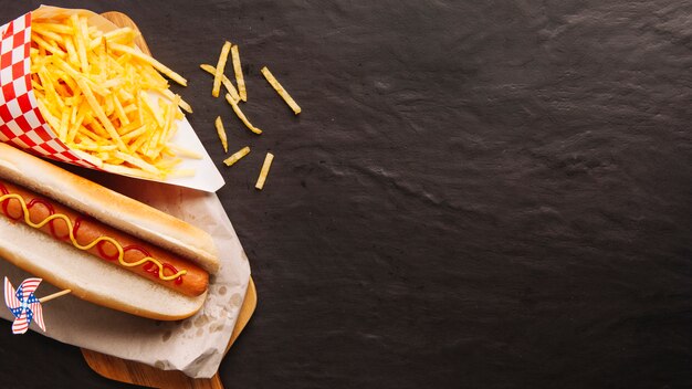 Perrito caliente, patatas fritas y espacio a la derecha