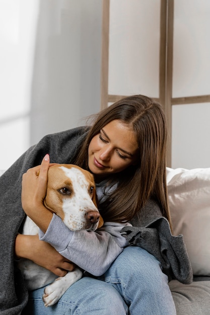 Foto gratuita perro abrazando adolescente de tiro medio