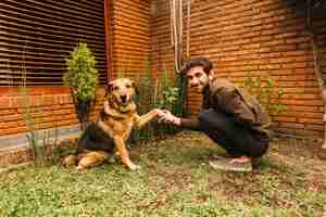 Foto gratuita perro adorable posando en el jardín