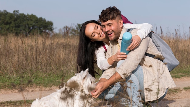 Perro de alimentación de pareja feliz de tiro medio