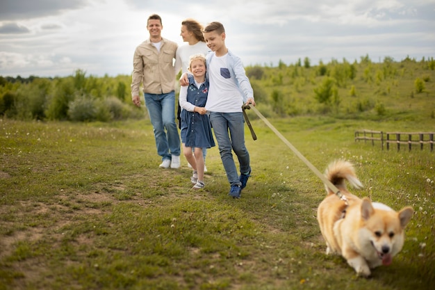 Perro caminando de la familia de tiro completo