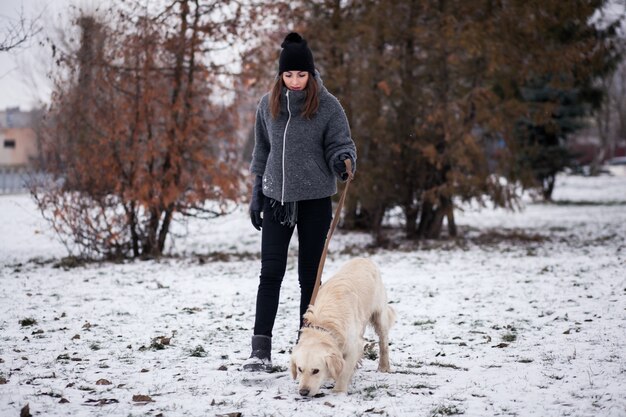 Perro caminando mujer niña feliz