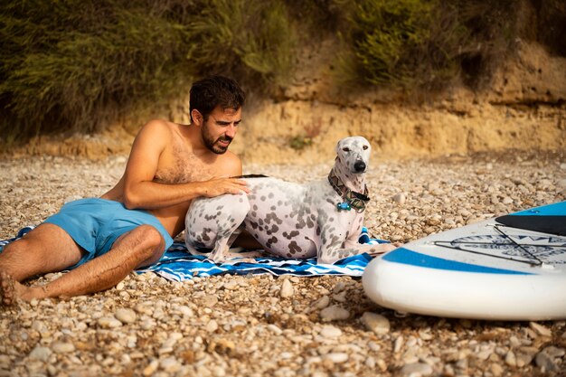 Perro divirtiéndose en la playa