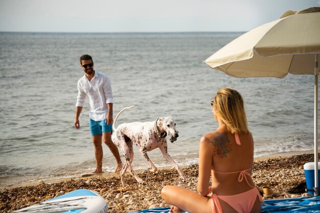 Perro divirtiéndose en la playa