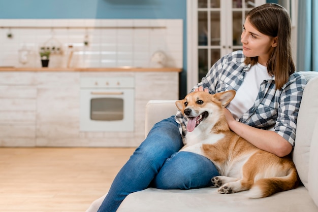 Perro y dueño en casa en el sofá