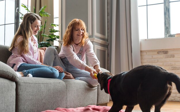 Perro de entrenamiento de mujeres de tiro completo