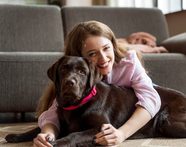 Foto gratuita perro de explotación de mujer de tiro medio