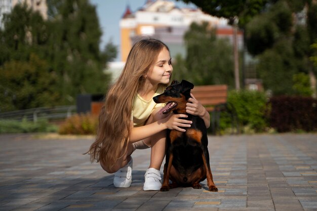 Perro de explotación de niña de tiro completo