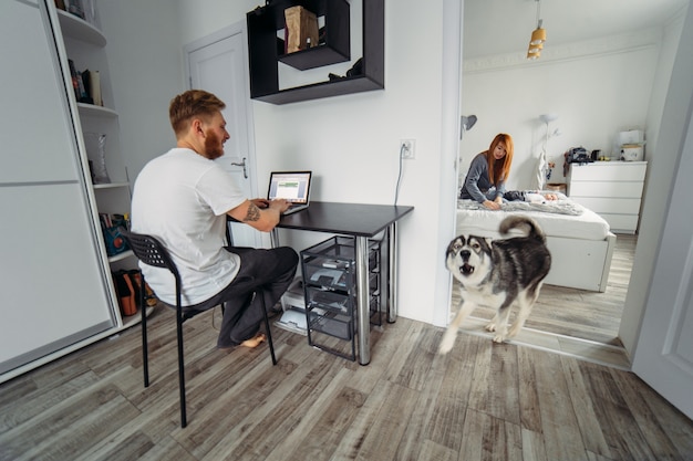 Foto gratuita perro ladrando en casa