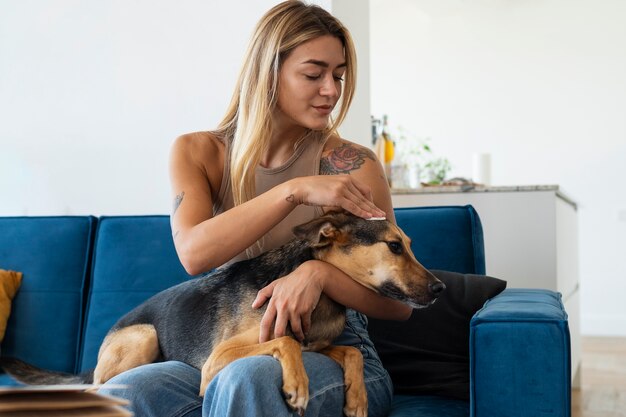 Foto gratuita perro de limpieza de mujer sonriente de vista frontal