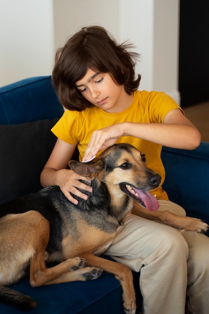 Foto gratuita perro de limpieza de niño de tiro medio