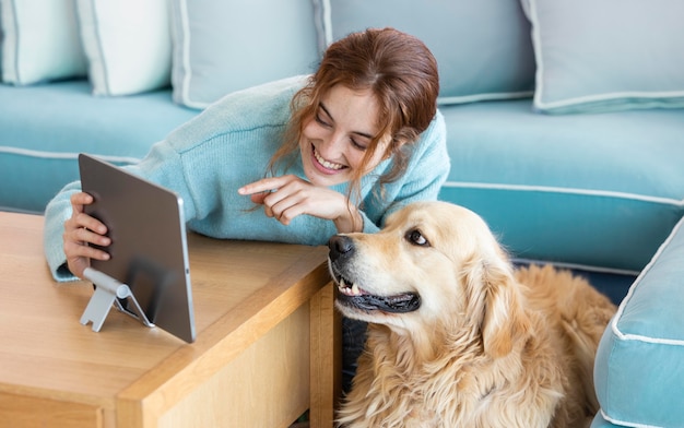 Perro y mujer sonriente de tiro medio