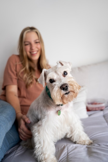 Perro y mujer sonriente de tiro medio