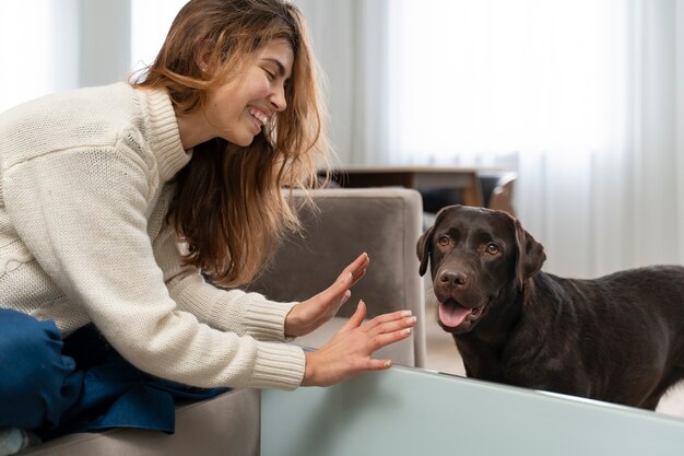 Perro y mujer sonriente de tiro medio